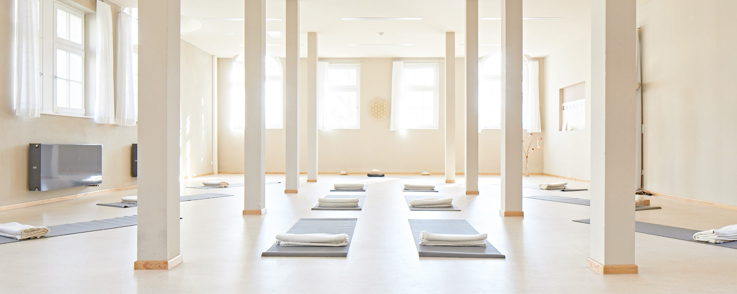 Der helle und großzügige Raum für Seminare und Kurse von Yoga jetzt im Jugendstilbad Darmstadt
